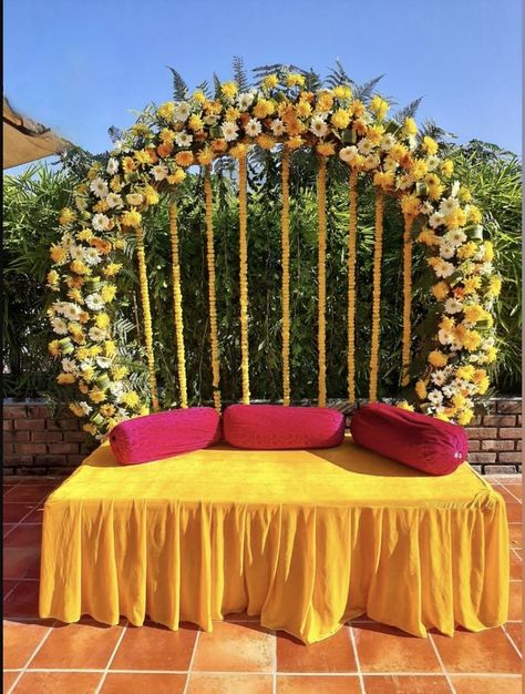 Mehandi Decorations At Home Terrace, Hindu Haldi Ceremony, Simple Haldi Decoration At Home Terrace, Haldi Stage Decoration At Home, Haldi Function Decoration At Home, Simple Haldi Decoration At Home, Simple Haldi Decoration, Haldi Decoration Ideas At Home Simple, Haldi Decoration At Home