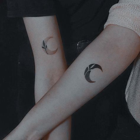 Minimal Japanese Tattoo, Aesthetic Mini Tattoo, Asian Style Tattoo, Cute Matching Tattoos, Tattoo Couple, Mini Tattoo, Cute Black Wallpaper, Cute Matching, Style Tattoo