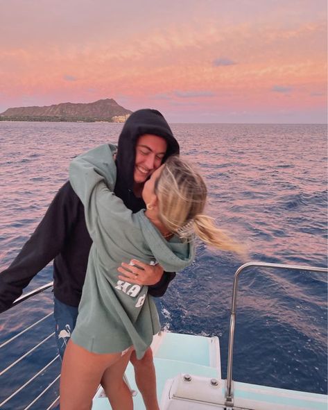 Cute Beach Pictures With Boyfriend, Beach Pics With Boyfriend, Couple Poses Instagram, Summer Couple Goals, Summer Couple Aesthetic, Summer Couple Photos, Summer Couple Pictures, Natalie Downey, Boat Photoshoot