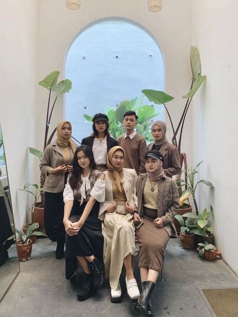 Yearbook Earth Tone, Outfit Ideas Earth Tone, Yearbook Outfit Ideas Vintage, Earth Tones Photoshoot, Yearbook Photoshoot Vintage, Style Vintage Hijab, Yearbook Ideas Themes Outfit, Yearbook Vintage Outfit Hijab, Outfit Yearbook Vintage