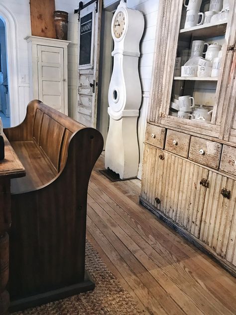 Pew Makeover, White Cottage Farmhouse, Church Pew Bench, Bench Makeover, Pew Bench, Painting Old Furniture, Church Pews, Grandfather Clocks, Foyer Ideas