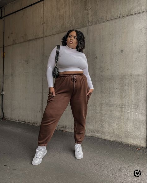 Plus Size Air Force 1 Outfit, Outfits Air Force One Women, Sweats And Crop Top Outfits, Outfit With Air Forces, Brown Sweatpants Outfit, Plus Size Sweatpants Outfit, Brown Sweatpants Outfits, Girl Sweatpants Outfit, Chubby Baddie