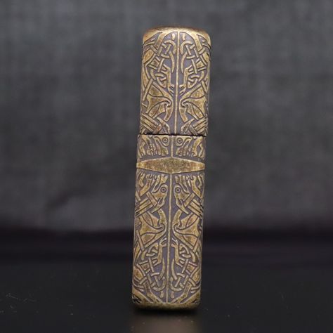 🔥✨ New Arrival! ZIPPO Armor Celtic Cross Antique Brass Barrel Celtic-Crs-BIB 🌟🍀 This ZIPPO lighter features a thick, robust Armor base intricately etched with the mystical Celtic Cross on all four sides. The Celtic Cross represents a fusion of ancient Celtic sun worship and Christian symbolism, commonly seen across Celtic regions like Ireland and Scotland. 🇮🇪🏴 Size: H57×W37×D13mm Weight: 70g Fuel Type: Oil Features: Flint ignition, full etching, comes with a lifetime warranty from Zippo Wh... Zippo Armor, Celtic Sun, Christian Symbolism, Ireland And Scotland, Sun Worship, Christian Symbols, Zippo Lighter, Celtic Cross, Etching