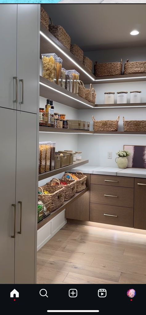 Kitchen Crate Storage, Pantry Shelf Organization Ideas, Small Walk In Pantry Ideas, Dream Pantry Walk In, Walk In Pantry Ideas Layout, Open Shelf Pantry, Dream House Pantry, Organised Pantry, Pantry Door Ideas