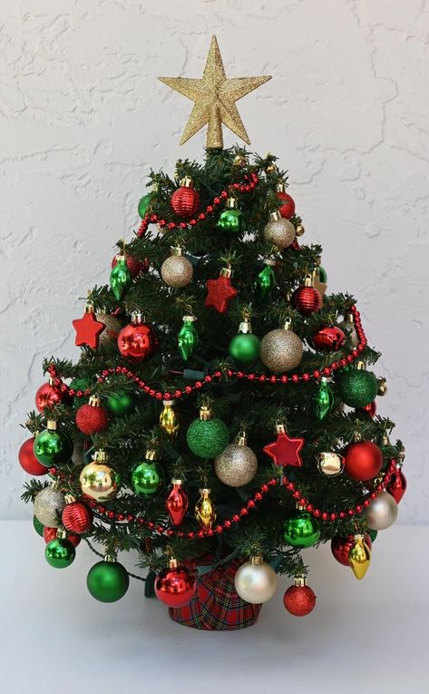 Small Cute Christmas Tree, Mini Christmas Tree Ideas, Small Christmas Tree Ideas, Small Christmas Decor, Christmas Tree Traditional, Mini Christmas Trees, Small Christmas Tree, Funny Reaction, Xmas Trees