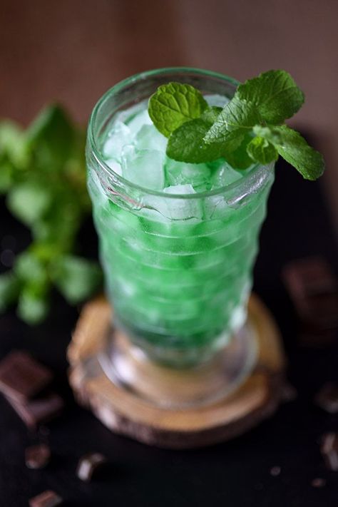 Grandpa’s Green Stinger Drink #cocktails #stpattysday Creme De Menthe Drinks, St Patricks Day Drinks, Craft Cocktail Recipe, Green Drink, Homemade Cocktails, St Patricks Day Food, After Dinner Drinks, Craft Cocktail, Crockpot Soup Recipes