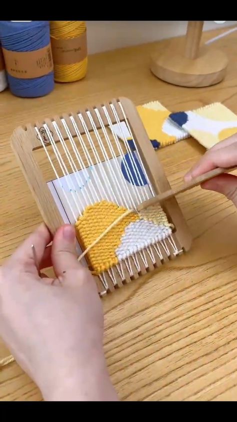 Tapestry Loom Weaving, Art Yarn Weaving, Wool Crafts Diy, Pin Weaving, Tapestry Loom, Weaving Loom Diy, Crochet Doll Tutorial, Simple Hand Embroidery Patterns, Weaving Loom Projects