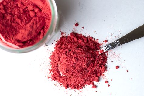 Super Easy DIY Strawberry Powder & 7 Ways To Use It Strawberry Powder Recipes, Healthy Banana Recipes, Picking Strawberries, Dehydrated Strawberries, Strawberry Simple Syrup, Dehydrated Foods, Canning Ideas, Homemade Strawberry Jam, Baking Hacks