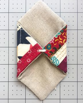 How cute are these three Tartan Envelope Pouches? Read below to learn how to make each of them. Envelope Bag Pattern, Fabric Envelope Pattern Free, Tartan Crafts, Fabric Envelopes, Envelope Tutorial, Easy Yarn Crafts, Sewing Patterns Free Women, Envelope Pattern, Fabric Envelope