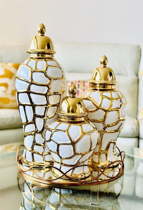 Gold Accessories Living Room, Gold And White Kitchen Ideas, Glam Style Living Room, Ginger Jars Decor, Glam Room Decor, Dark Cozy Bedroom, Gold Jars, Bedroom Decor Dark, Bedroom Ideas Romantic