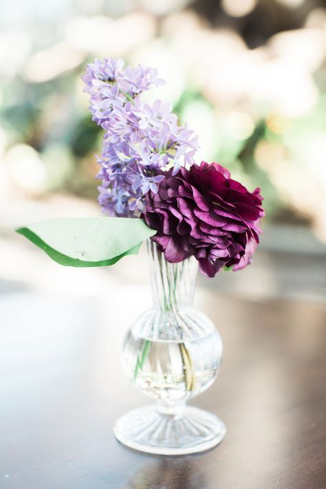 A Multi-Cultural Wedding Too Pretty To Believe Boxwood Backdrop, Bud Vase Centerpiece, Spring Wedding Color Palette, Purple Wedding Inspiration, Neutral Wedding Flowers, Purple And White Flowers, Multicultural Wedding, Spring Wedding Colors, Romantic Wedding Photos