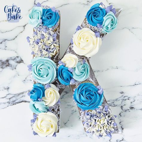 Monogram Cupcakes, Blue Cupcakes, Floral Cupcakes, Cupcake Bouquet, Cupcake Designs, Cake Trends, Themed Cupcakes, Baking Cupcakes, Vanilla Cupcakes