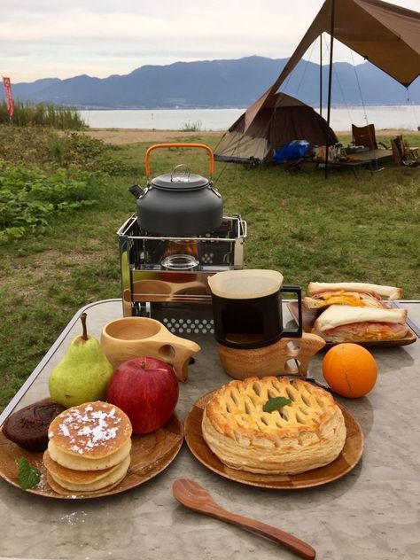 Camping Dinner Aesthetic, Food For Camping Aesthetic, Simple Camping Meals, Camping Lunch Ideas, Camping Dinner Ideas, Meals For The Family, Campfire Snacks, Camping Snacks, Camping Inspiration