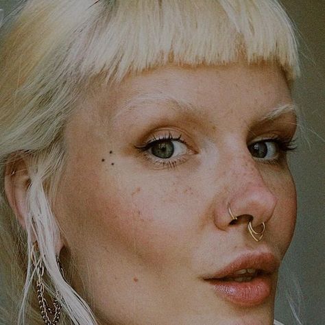 Kate • Femme soul Yoga on Instagram: "🫘🧃🐛 inspiration - year 2003  septum, chain hoops, pinkie ring @askemblastore  bulky rings @brua_jewellery   #styleinspiration #makeuplover #y2k #shortbangs" Septum And Nose Ring Combo, Double Nose And Septum Piercing, Double Septum Piercing, Bulky Rings, Septum Chain, Stacked Septum, Double Septum, Pinkie Ring, Septum Piercing Jewelry