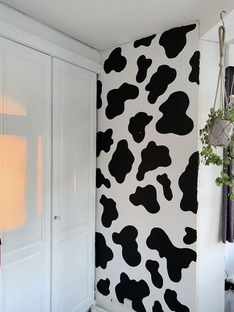 Cowprint Walls, Cow Print Wall, Giraffe Room, Wall Painting Ideas Creative, Pink Dorm Rooms, Dream Dorm Room, Color Bedroom, Diy Christmas Door, Pink Dorm