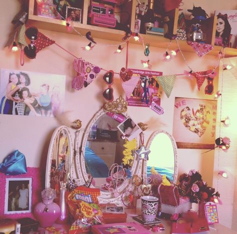 2000s Nostalgia Bedroom, 1990s Room Aesthetic, 90s Bedroom Decor, 90 Aesthetic, Bedroom 90s, 2000s Bedroom, Clutter Core, 90s Room, 90s Bedroom