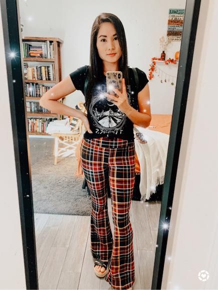 Plaid Flare Pants Outfit, Flare Pants Outfits, Plaid Flare Pants, Plaid Pants Outfit, Outfits Alternative, Grunge Pants, Tartan Pants, Trouser Outfit, Flared Leggings