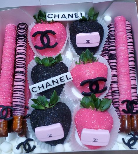 Black And Pink Strawberries, Pink And Black Birthday Treats, Chanel Chocolate Covered Strawberries, Pink And Black Chocolate Strawberries, Birthday Covered Strawberries, Chanel Treats, Chocolate Covered Strawberries Designs, Chanel Birthday Party Decoration, Chanel Cookies