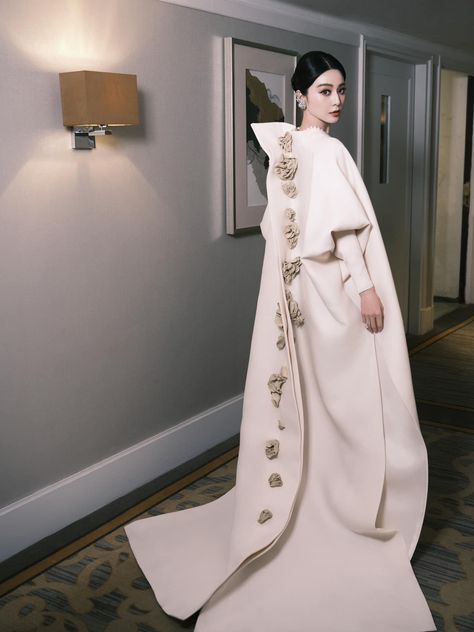 Fan Bing Bing, Influencer Photography, Fan Bingbing, Smart Dressing, Fancy Gowns, Asian Film, Stephane Rolland, Best Winter Outfits, Chunky Sweaters