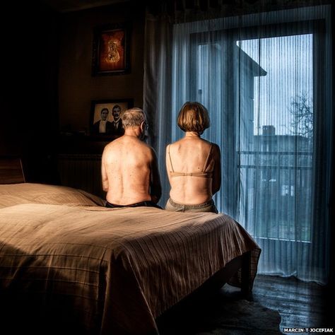 Person In Room Photography, Alex Prager, Bedroom Photography, Human Photography, Narrative Photography, Edward Hopper, Surrealism Photography, National Portrait Gallery, A Level Art