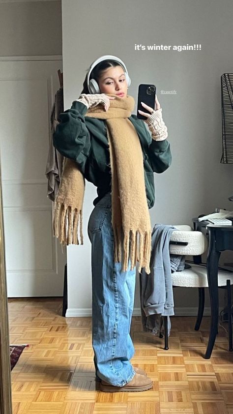 Casual Winter City Outfit, Winter Fits Layers, Cold Weather Europe Outfits, Cold Aesthetic Outfit, Autumn Fits 2023, Mountain Outfits Winter, 30 Degree Weather Outfit Winter, Layered Winter Outfits Street Style, Cold Autumn Outfits