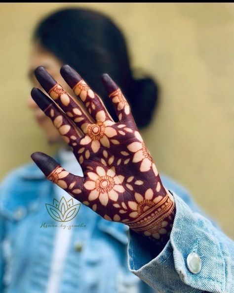 Mehndi Flower Tattoo, Mehndi Flower Designs Simple, Simple Flower Mehendi, Flowers Mehendi Designs, Simple Henna Designs Hand Back, Easy Bridal Mehendi Designs, Mehendi Tattoo Designs, Mehndi Designs Flowers, Mehndi Flower Designs