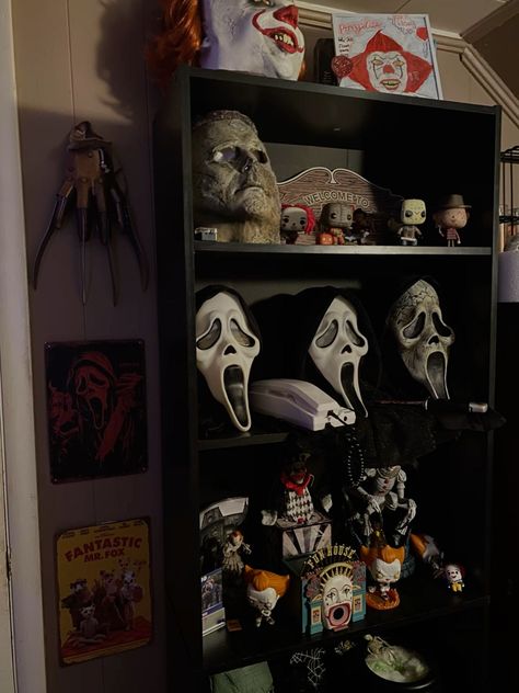 Classical Halloween Decor, Horror Fan Room, Horror Movie Room Aesthetic, Scream Decor, Horror Shelf, Horror Room Aesthetic, Horror Bedroom Ideas, Wednesday Room, Horror Room Decor