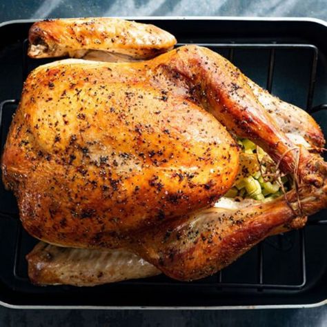 Preparing A Turkey, Turkey In Oven, Turkey In A Bag, Roast Turkey Recipes, Oven Roasted Turkey, Roast Turkey, Best Turkey, Turkey Recipe, Cooking Turkey