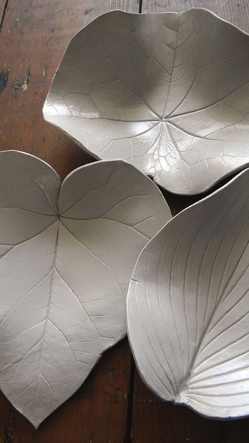 diy clay leaf bowls @ ali does it herself  I think about doing projects with big leaves all the time.  Love it! Diy Keramik, Clay Leaf, Cerámica Ideas, Tanah Liat, Leaf Bowls, Clay Bowl, Slab Pottery, Hand Built Pottery, Pottery Classes