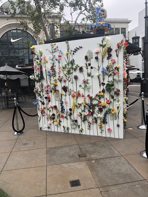 Wildflower Salon Decor, Photo Background Wedding Booth Ideas, Wild Flower Photo Backdrop, Eco Friendly Photo Backdrop, Garden Party Picture Backdrop, Flower Photobooth Ideas, Non Flower Wedding Decor, Wedding Backdrop Design Photo Booths, Wedding Photowall Ideas