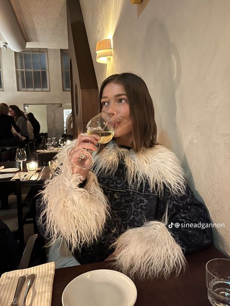 Old Money Fur Coat, Fur Trim Jacket, Jessica Grace, Fur Goods, Lost Cherry, Uni Fits, Jane Birkin Fur Coat, Instagram Paris, Trim Jacket