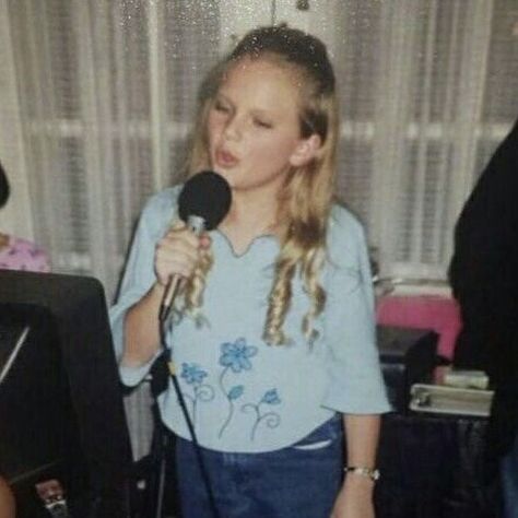 Taylor Swift Childhood, Young Taylor Swift, Taylor Swift Fotos, Lil Tay, Baby Taylor, Childhood Pictures, Blonde Cat, Taylor Swift Cute, Estilo Taylor Swift