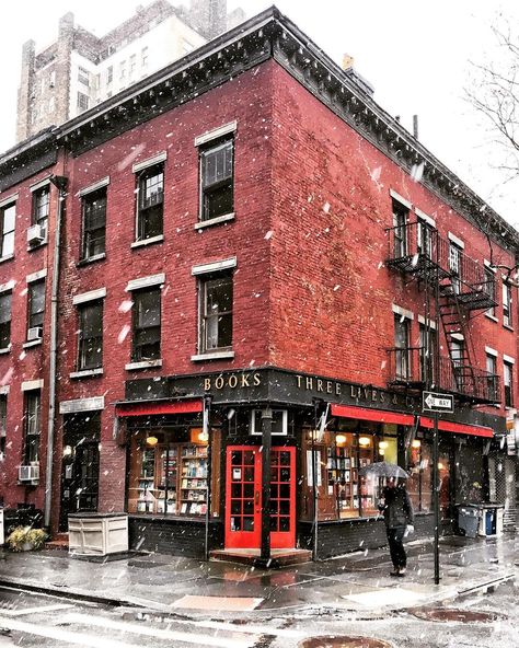 2 Point Perspective Building Photography, 2 Point Perspective City Photography, Three Point Perspective Photography, New York Bodega, 2 Point Perspective City, Perspective References, Exterior Perspective, Nyc Locations, Corner Building