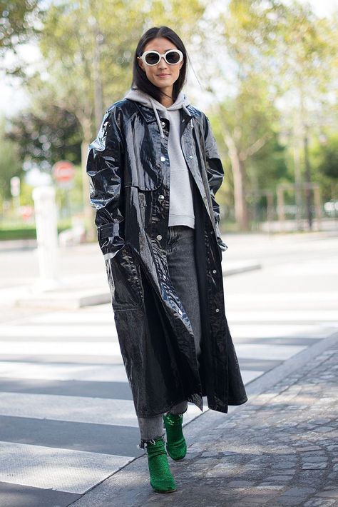 Hong Kong Fashion, Black Raincoat, Vinyl Fashion, Quoi Porter, Street Style 2017, Anna Dello Russo, Inspirational Sayings, Street Style Trends, Raincoats For Women