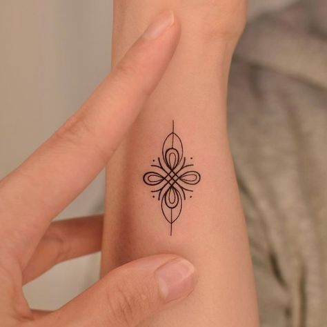 40 Best Female Tattoo Ideas With Meaning - Your Classy Look Female Tattoo Ideas With Meaning, Female Tattoo Ideas, Tattoo Ideas With Meaning, Star Tattoo Designs, Best Tattoos For Women, Tasteful Tattoos, Wrist Tattoos For Women, Subtle Tattoos, Female Tattoo