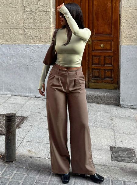 Dress Pants And Crop Top, Relaxed Academia Fashion, Wide Leg Pleated Trousers Outfit, Casual Fall Pants, Business Casual Earth Tones, Brown Work Pants Outfit, Dress Pants Casual Outfit, Brown Slacks Outfit Women, Brown Pants Outfit Aesthetic