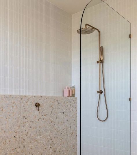 Terrazzo Small Bathroom, Kitkat Shower Tiles, Terrazzo Bathroom Wall, Terazzo Showers Ideas, Cream Terrazzo Bathroom, Wc Terrazzo, Terrazzo Bathroom Wall Tiles, Pink Terrazzo Bathroom, Terrazzo Bathroom Floor Tilebar