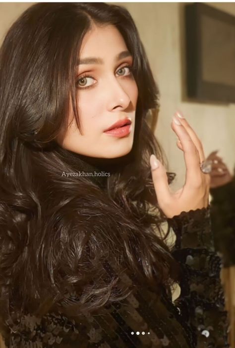 Ayeza Khan Black Dress, Aiza Khan, Romantic Wedding Style, Dps For Girls, Ayeza Khan, Simple Mehndi, Long Faces, Simple Mehndi Designs, Victoria Justice