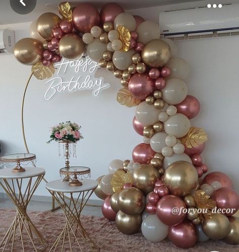 Neutral Aesthetic Birthday Decor, 17 Birthday Decoration Ideas, 23 Birthday Decoration Ideas, Rose Gold 50th Birthday Party Decor, Quince Balloon Decorations, Bday Balloons Decoration, Backyard Wedding Table Decor, Events Decoration Ideas, Birthday Centerpiece Ideas