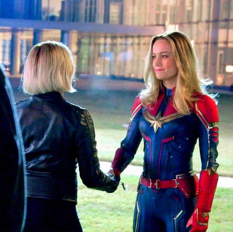 I WANT THIS SCENE RIGHT NOW NAT AND CAROL TOGETHER I NEED THIS! #NEW:  pictures of Brie as Captain Marvel wish Scarlett as Natasha Romanoff  ....brielarsonhq is sharing instagram posts and you can see pictures video  posts and on this media post page. Gamora Marvel, Наташа Romanoff, Susanoo Naruto, Captain Marvel Carol Danvers, Avengers Cast, Carol Danvers, Black Widow Natasha, Marvel Images, Brie Larson