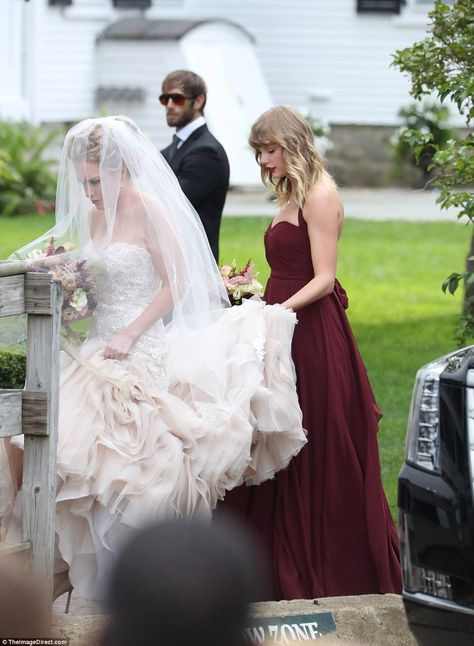 Here comes the bride (with the world's biggest pop star behind her): The top part was lace with a sweetheart neckline and no straps. The bottom had plenty of tulle Abigail Taylor Swift, Taylor Swift And Abigail Anderson, Taylor Swift Abigail, Abigail Anderson, Style Taylor Swift, Taylor Nation, Essense Of Australia, Estilo Taylor Swift, Garden Weddings