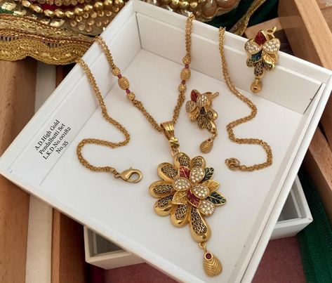 Gold Locket Necklace Indian, Korean Jwellery, Pendent Design, Gold Locket Necklace, Pendant Sets, Gold Necklace Indian, Gold Jewelry Simple Necklace, Diamond Pendant Sets, Jewelry Design Drawing