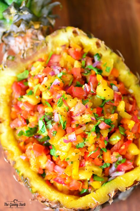 This pineapple salsa recipe has a delicious combination of sweet and spicy. It can be served with grilled chicken or fish or as an appetizer with chips. Tropisk Fest, Pineapple Salsa Recipe, Luau Food, Pineapple Salsa, Hawaiian Food, Hawaiian Party, Salsa Recipe, Quesadillas, Sweet And Spicy