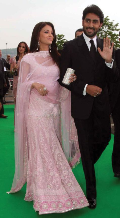 Aishwarya Rai Lehenga, Pink Indian Suit, Lehenga Looks, Baby Pink Lehenga, Beautiful Lehengas, 90s Bollywood Fashion, Beautiful Lehenga, Abhishek Bachchan, Choli Dress