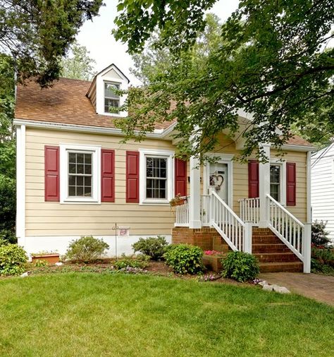 exterior house paint colors for brown roofs | Helpful Hints for Choosing the Best Exterior Paint Colors Exterior Paint Combinations, Brown Roofs, Exterior Paint Schemes, Red Shutters, Small House Living, Trendy House, Best Exterior Paint, House Paint Color Combination, Brown Roof