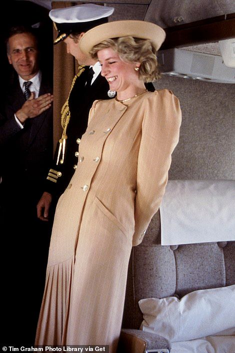 The Crown: Netflix shares footage of Princess Diana's Australia tour | Daily Mail Online Princess Diana Daughter, Queen Diana, Princess Diana Dresses, Prince Charles And Diana, Princess Diana Fashion, Princess Diana Family, Princess Diana Photos, Princess Diana Pictures, Princes Diana