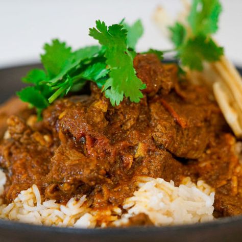 Beef Madras Curry Beef Madras, Butter Chicken Curry, Curry Recipes Easy, Chuck Steak, Madras Curry, Tomato Season, Curry Rice, Rice Ingredients, Tender Beef