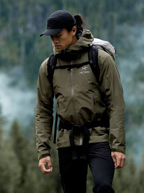 Trekking Outfit Men, Men Hiking Outfit, Outdoorsmen Style, Hiking Outfit Men, Mens Outdoor Wear, Trekking Outfit, Weather Activity, Outdoorsy Style, Mountain Snow