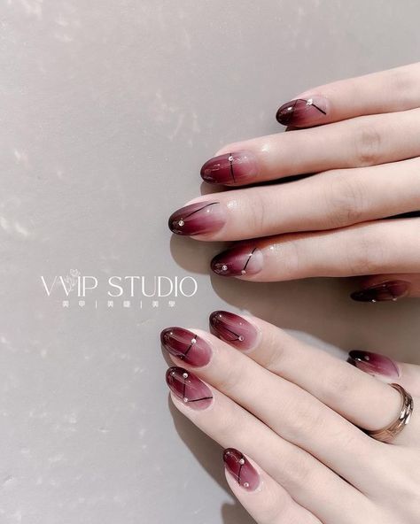 Nail Art Kulit Hitam, Burgundy Korean Nails, Nail Art Merah Simple, Ombre Maroon Nails, Nail Art Simple Untuk Kulit Sawo Matang, Nail Art Untuk Kulit Hitam, Nail Art Simple Elegant Classy Brown, Nail Art Designs Cute Korean, Nail Art Korean Style Cute