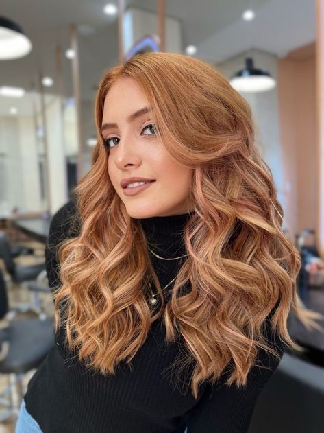 Fall Hair Colors for Blondes 22 Ideas - Women-Lifestyle.com Dark Strawberry Blonde Hair, Curly And Straight Hair, Fashionable Hairstyles, Light Auburn Hair, Amber Hair, Strawberry Blonde Highlights, Strawberry Blonde Hair Color, Textured Curly Hair, Ginger Hair Color